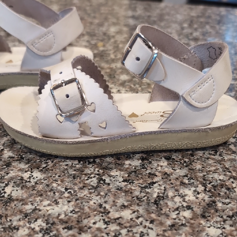 White Saltwater Sandals for Girls, Size 8 - Picture 5 of 8